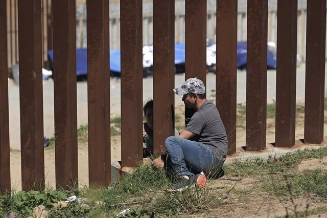 Migrantes en la frontera que separa México de Estados Unidos