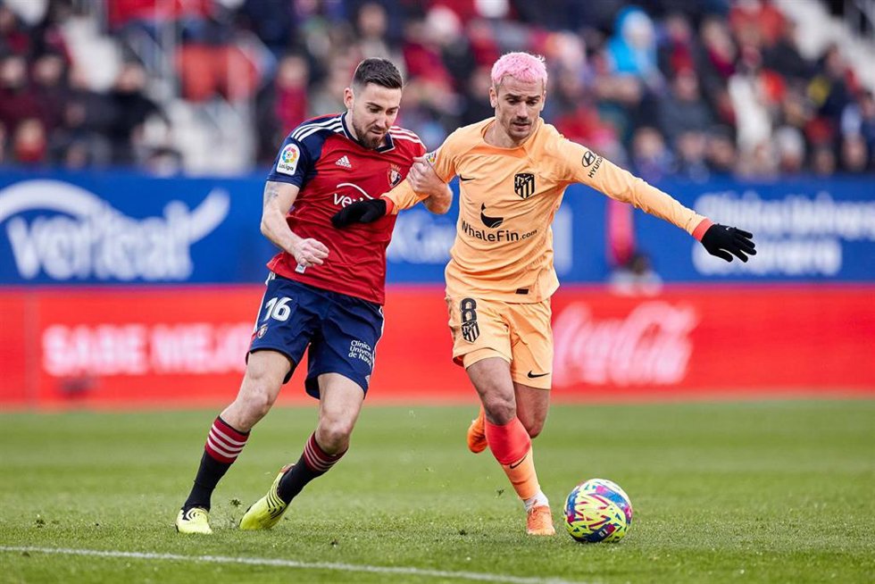 Archivo - El jugador del Atlético de Madrid Antoine Griezmann intenta regatear al futbolista de Osasuna Moi Gómez, en el partido de LaLiga Santander 2022-2023 en El Sadar.