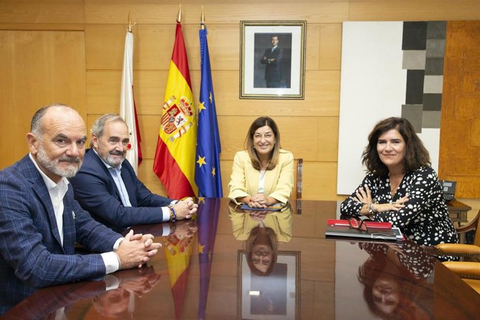 La presidenta de Cantabria, María José Saénz de Buruaga, recibe a la presidenta de Asecove, Natalia de los Arcos