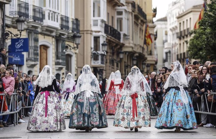 Archivo - Varias falleras durante la ofrenda floral a la Virgen de los Desamparados en las Fallas de Valencia