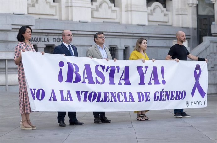 Archivo - Minuto de silencio convocado por el Ayuntamiento de Madrid como muestra de repulsa y condena por el asesinato de una mujer, presuntamente por violencia de género en Moratalaz, a 22 de agosto de 2023, en Madrid (España).