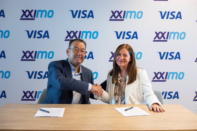 Helen Jones, Executive Director, Visa Commercial Solutions, and Patrick Bunnik, CEO of XXImo