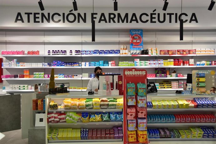 Personal atendiendo en La Boticaria.