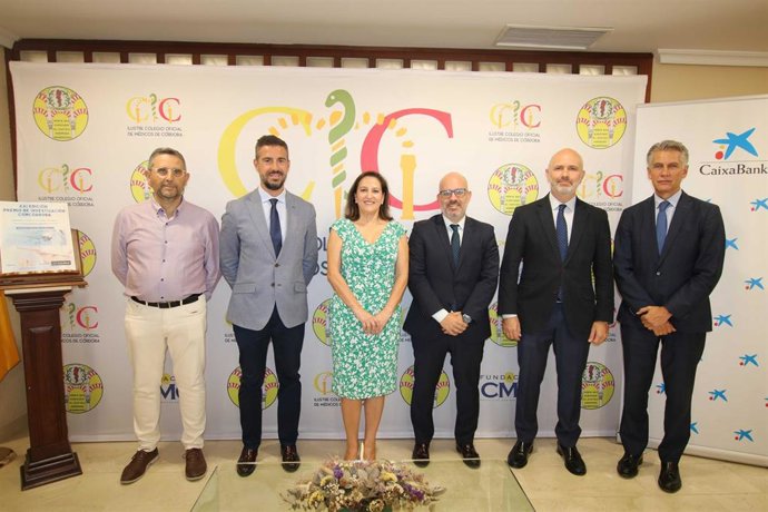 Responsables del Colegio de Médicos de Córdoba y Caixabank tras la firma del convenio.