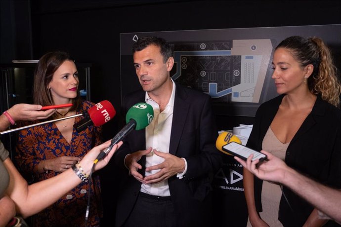 El alcalde de Cádiz, Bruno García, atiende a los medios de comunicación.