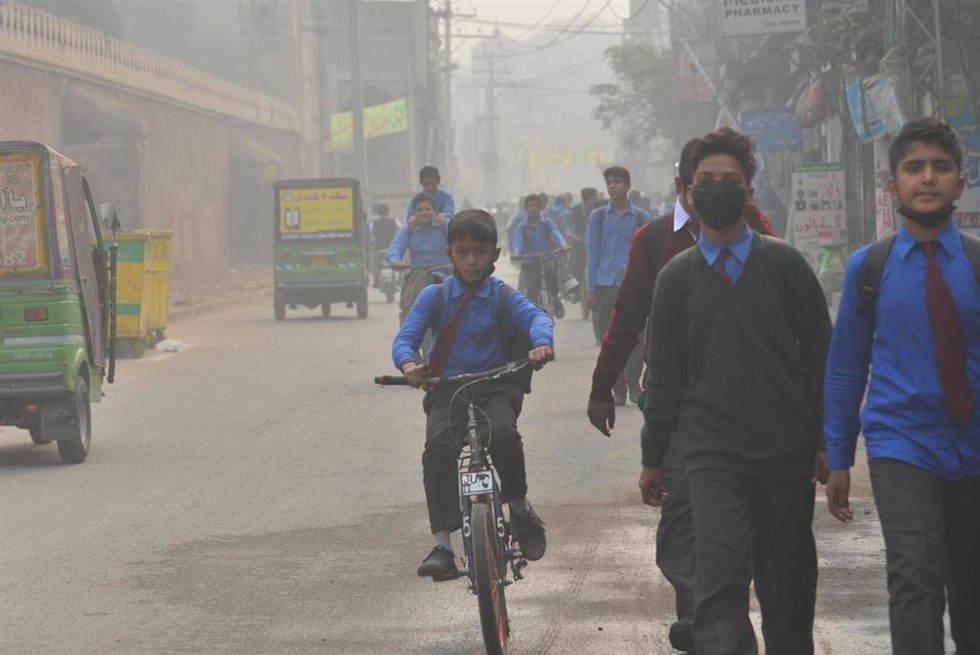 Archivo - Estudiantes en la ciudad de Lahore