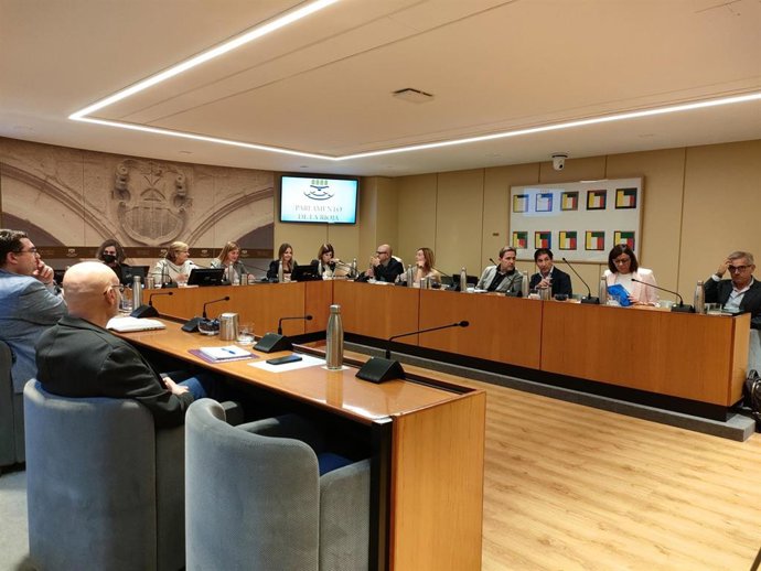 La consejera de Agricultura, Ganadería, Mundo Rural y Medio Ambiente, Noemí Manzanos, comparece en el Parlamento para informar de las líneas pirncipales de su departamento esta legislatura