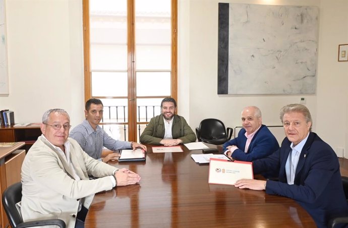 El teniente de alcalde de Cultura y Deportes del Ayuntamiento de Palma, Javier Bonet, reunido con representantes de la Federación Española de Karate