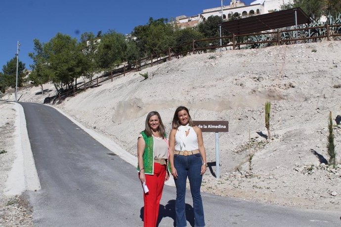 María Jesús Serrano y Raquel López en la Ladera Sur de Baena.