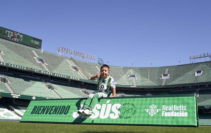 Jesús Caballo, con síndrome de Down, 'Fichaje Estrella' de la Fundación Real Betis, en su presentación sobre el césped del estadio.