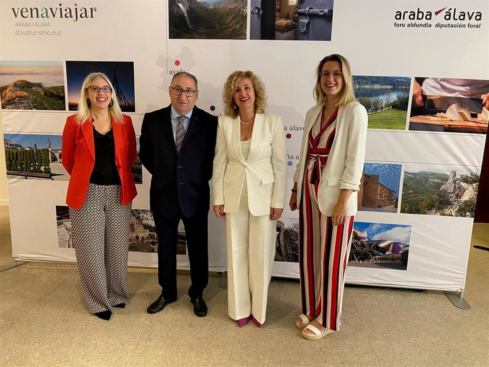 La Diputación Foral y el Ayuntamiento han presentado  en Oporto los atractivos turísticos de Álava y Vitoria-Gasteiz
