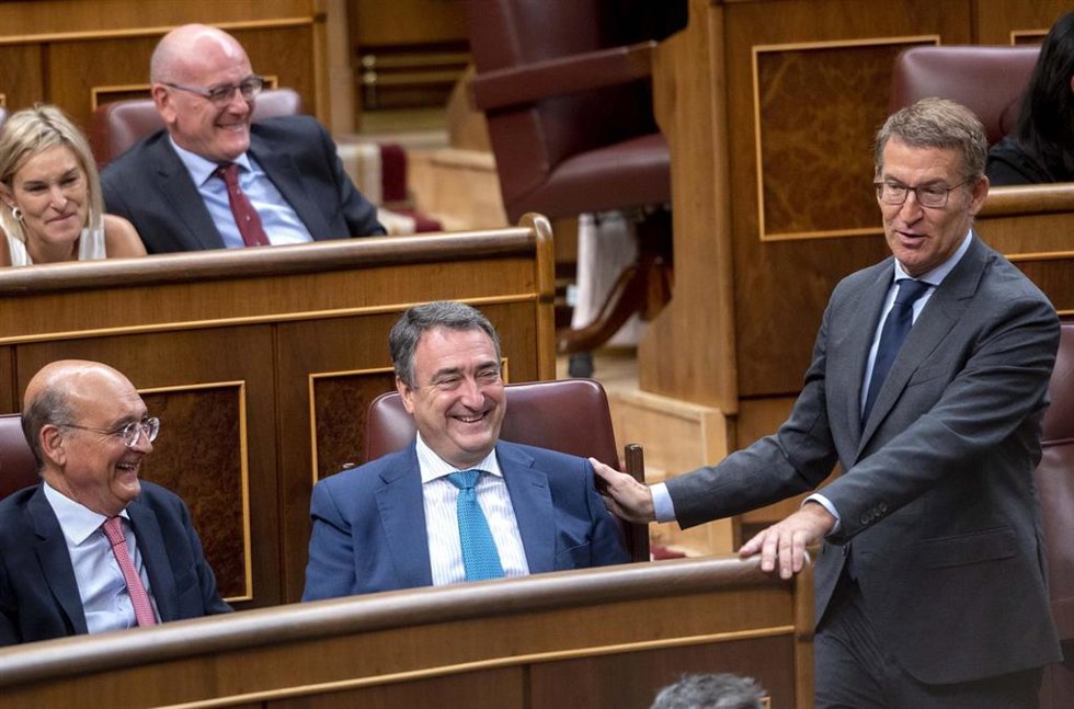 El líder del PP y candidato a la Presidencia del Gobierno, Alberto Núñez Feijóo (d), durante el pleno de investidura del líder del Partido Popular, en el Congreso de los Diputados, a 27 de septiembre de 2023, en Madrid (España). El presidente del PP y c