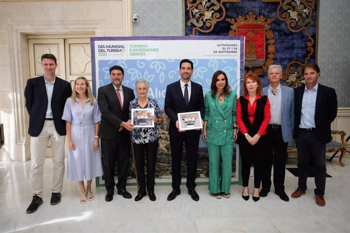 El Ayuntamiento celebra el Día Mundial del Turismo con un homenaje a Gloria Ruso, de Casa Gloria, y al Meliá