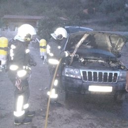 Bomberos sofocan un incendio en un coche en Potes