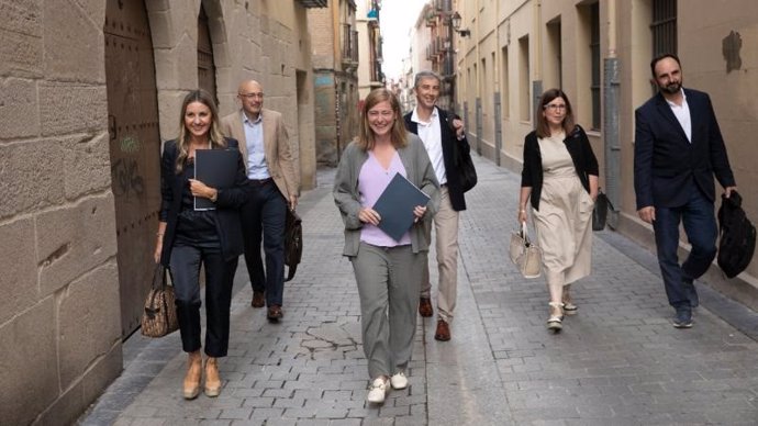 La consejera de Agricultura Noemí Manzanos llega con su equipo a comparecer en el Parlamento de La Rioja