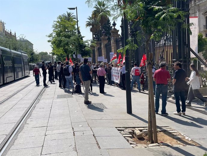 Archivo - Imagen de archivo de una protesta de profesores sustitutos interinos a las puertas del Rectorado de la Universidad de Sevilla.