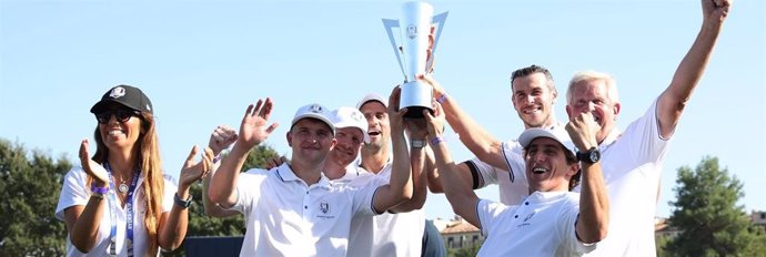El equipo de Colin Montgomerie, con Gareth Bale y Novak Djokovic, celebra su victoria en el 'Partido de las Estrellas' de la Ryder Cup 2023