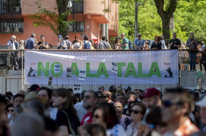 Archivo - Varias personas se manifiestan a favor de la vegetación urbana y contra la destrucción de parques y la tala de árboles, en el Parque de Arganzuela, a 6 de mayo de 2023, en Madrid (España).