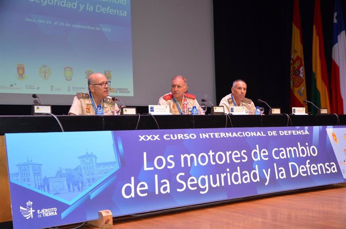 El General Carlos Frías Y El Coronel Bonifacio Gutiérrez, En La  Mesa Redonda Del XXX Curso Internacional De Defensa De Jaca.