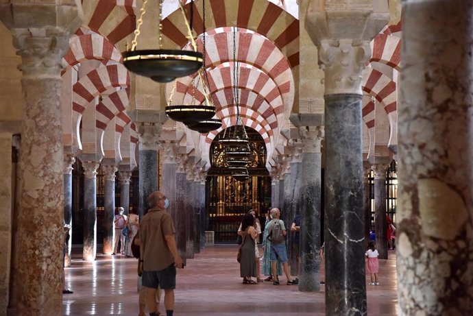 Archivo - Turistas en el interior de la Mezquita-Catedral de Córdoba, archivo