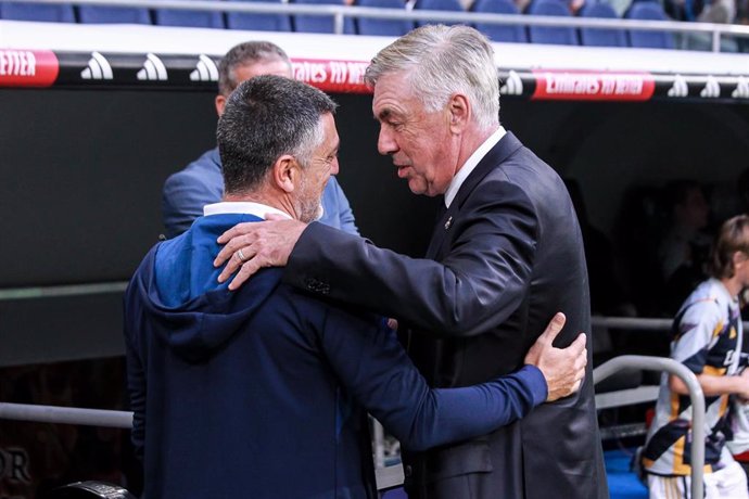 Carlo Ancelotti saluda a Francisco Javier García Pimienta, entrenador de la UD Las Palmas