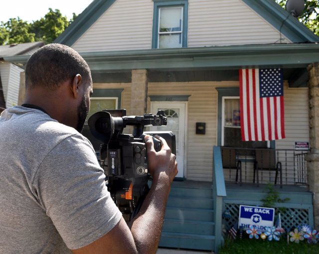 Archivo - July 19, 2023, Racine, Wisconsin, USA: A journalist films the Racine, Wisconsin home of the mother of Travis King, the U.S. Army soldier who has been detained in North Korea,  Wednesday July 19, 2023.