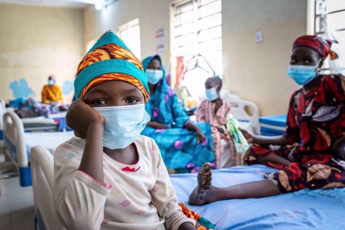 Una niña en un centro médico en Nigeria