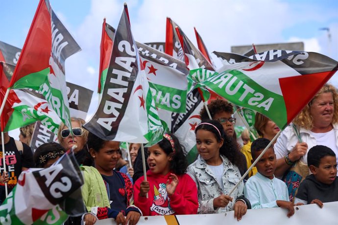 Archivo - August 27, 2023, Gijon, Asturias, Spain: Gijon, Spain, 27th August, 2023: Several children carry Sahara flags during the Demonstration for Peace and Justice for the Saharawi People in Gijon, Spain, on August 27, 2023.