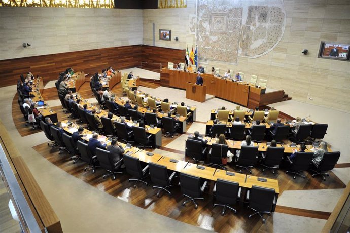 Archivo - Pleno en la Asamblea de Extremadura