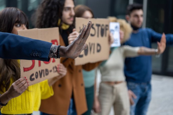 Archivo - Gente haciendo una protesta pacífica por las restricciones sobre la cuarentena
