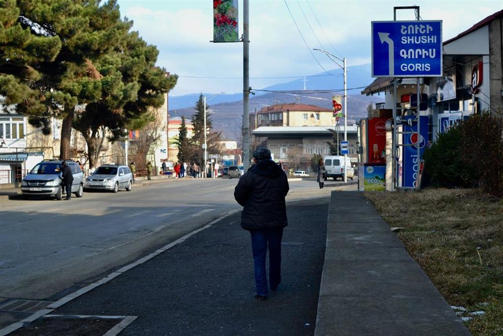 Archivo - Personas en Stepanakert, capital de la autoproclamada república de Nagorno Karabaj, región reintegrada en Azerbaiyán