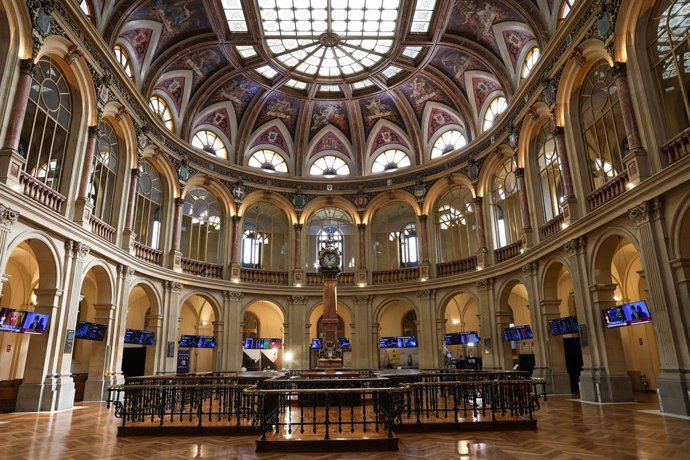 Paneles del Ibex 35 en el Palacio de la Bolsa de Madrid. 