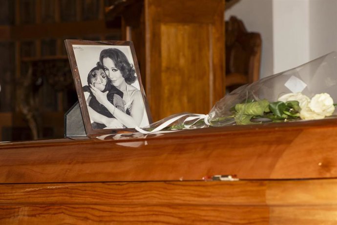 Archivo - Un retrato de  la artista encima del féretro de Carmen Martínez-Villaseñor, conocida popularmente como Mari Carmen y sus muñecos, en  la iglesia antes de su entierro en el cementerio municipal de Cuenca, a 22 de junio de 2023, en Cuenca, Cas