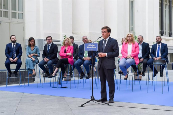 El alcalde de Madrid, José Luis Martínez-Almeida, interviene para repasar la actividad de sus primeros 100 días de mandato, en el Palacio de Cibeles,