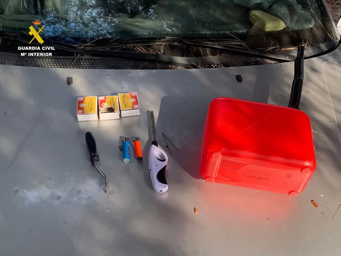 Detenido un hombre por quemar 13 contenedores valorados en 19.000 euros y tres vehículos en Xbia