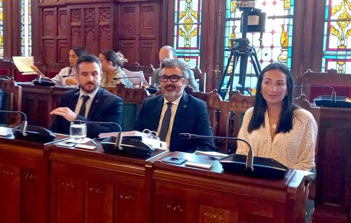 El consejero de Fomento, Cooperación Local y Prevención de Incendios, Alejandro Calvo comparece en la Junta General.