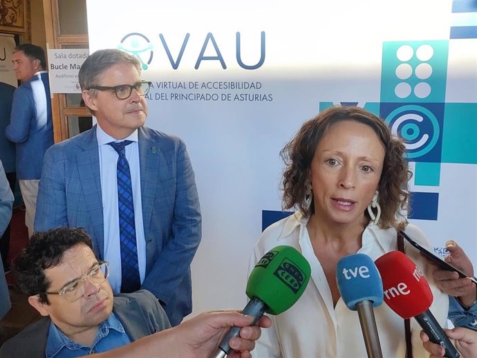 El director general de Derechos de las Personas con Discapacidad del Ministerio de Derechos Sociales y Agenda 2030, Ignacio Martín, y la consejera de Derechos Sociales y Bienestar, Melania Álvarez