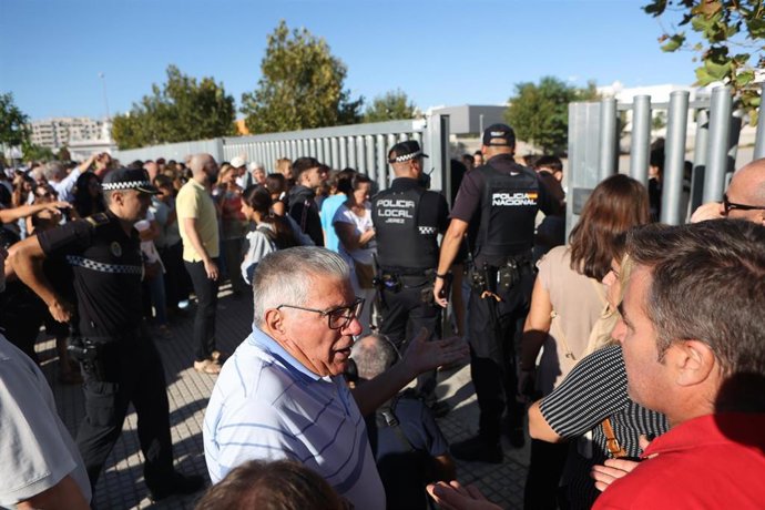 Policías ante el  Instituto de Educación Secundaria (IES) Elena García Armada de Jerez de la Frontera (Cádiz) donde un menor ha herido a profesores y alumnos con un arma blanca a 28 de septiembre del 2023 en Jérez (Cádiz, Andalucía, España). Detenido un