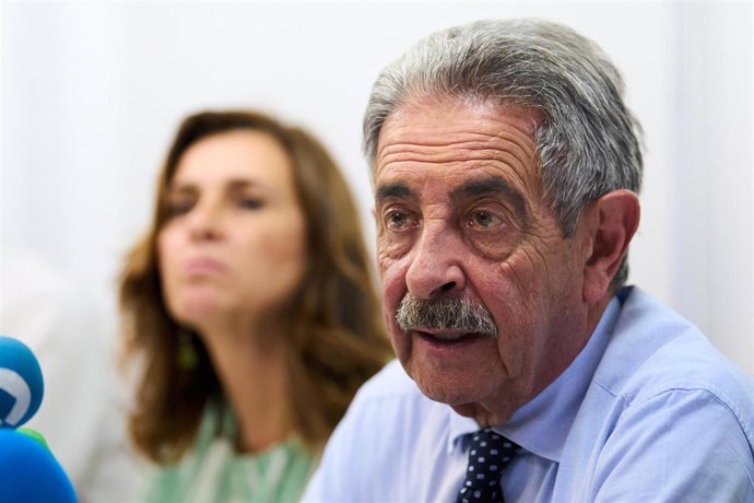 Archivo - El secretario general del PRC, Miguel Ángel Revilla, en una reunión del partido.