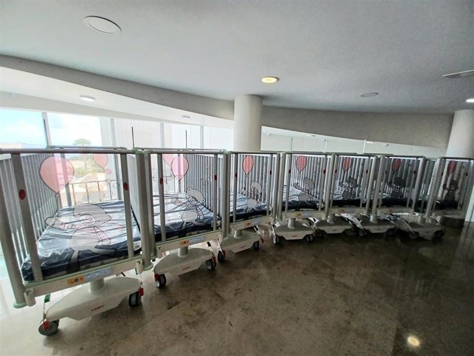 El Complejo Hospitalario Universitario de Canarias (HUC) ha adquirido un total de 19 nuevas cunas que se han ubicado en la planta de Pediatría, Urgencias Pediátricas y la Unidad de Cuidados Intensivos Pediátricos.