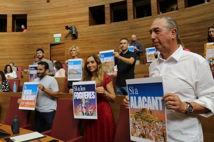Diputados de Compromís protestan en Les Corts contra la petición de Vox de excluir Alicante del predominio valenciano