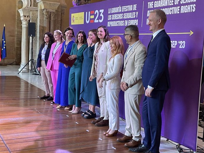 Foto de familia del evento sobre derechos sexuales y reproductivos organizado por el Ministerio de Igualdad en el marco de la Presidencia española de la UE, en el Palacio de La Aljafería.