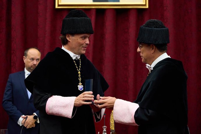 El rector de la Universidad de Sevilla, Miguel Ángel Castro, (d) entrega la medalla de oro de la US al rector de la Universidad Pablo de Olavide, Francisco Oliva, (i) en presencia del secretario general de Universidad de la Junta, Ramón Herrera.