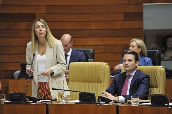La presidenta de la Junta de Extremadura, María Guardiola, en el pleno de la Asamblea