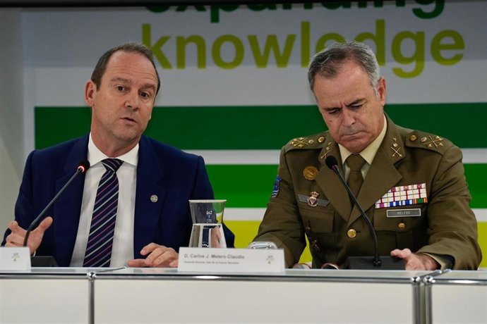 El rector de la UNIA, José Ignacio García, y el teniente general jefe de la Fuerza Terrestre, Carlos Jesús Melero, durante la inaguración en la UNIA del curso 'La defensa de España ante la guerra en Europa"
