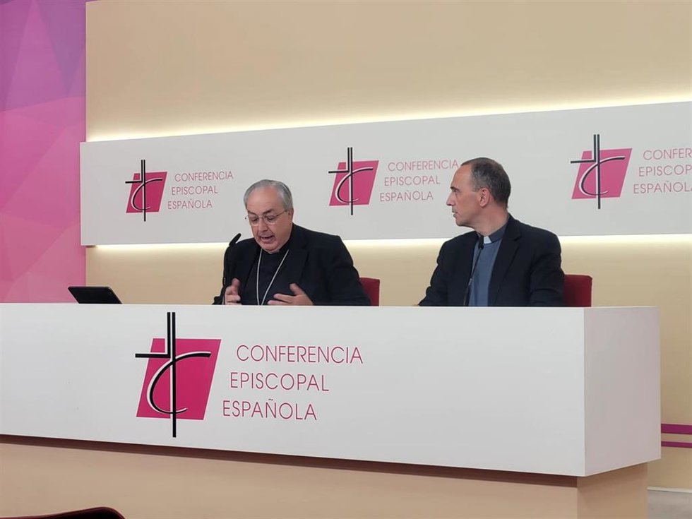 Rueda de prensa posterior a la reunión de la Comisión Permanente de la CEE con el secretario general y portavoz de la Conferencia Episcopal Española (CEE), Francisco César García Magán