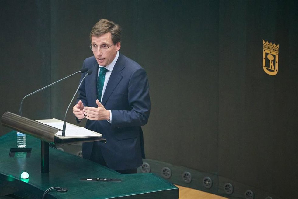 El alcalde de Madrid, José Luis Martínez-Almeida, interviene durante el Pleno del Ayuntamiento de Madrid