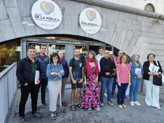 Concentración de sindicatos frente al departamento de Educación.