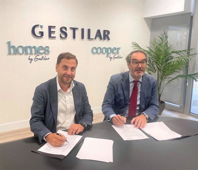 Raúl Guerrero, Consejero Delegado del Grupo Gestilar y Gonzalo Barbadillo, Presidente del Club de Rugby Complutense Cisneros, firman el acuerdo de patrocinio para la temporada 23/24