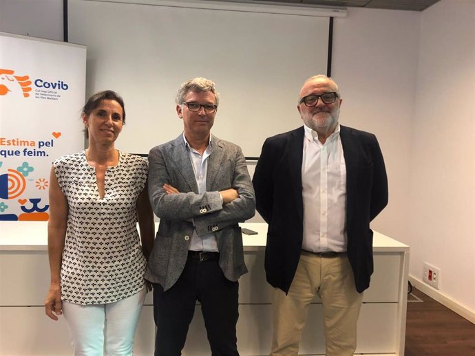 El presidente del Covib, Ramón García, junto a la veterinaria Pilar García, y el responsable jurídico de Covib, Toni Puig.